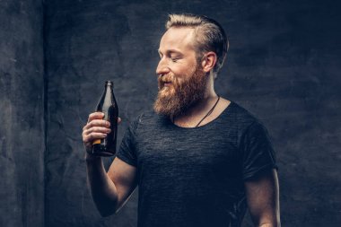 Şişe birası sarhoş hipster tutar