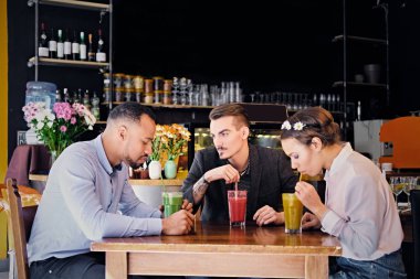 Arkadaşlar içecekler ferahlık vegan kokteyler 