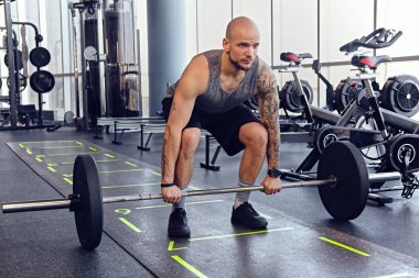 barbell ile çalışma dışarı adam