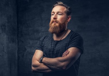 Çapraz kolları olan sakallı erkek