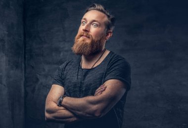 Çapraz kolları olan sakallı erkek