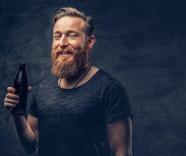 Dronken hipster houdt flessenbier — Stockfoto