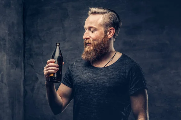 Dronken hipster houdt flessenbier — Stockfoto