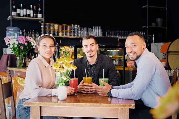 Trois amis multiraciaux dans un café — Photo