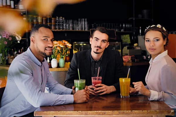 Trois amis multiraciaux dans un café — Photo