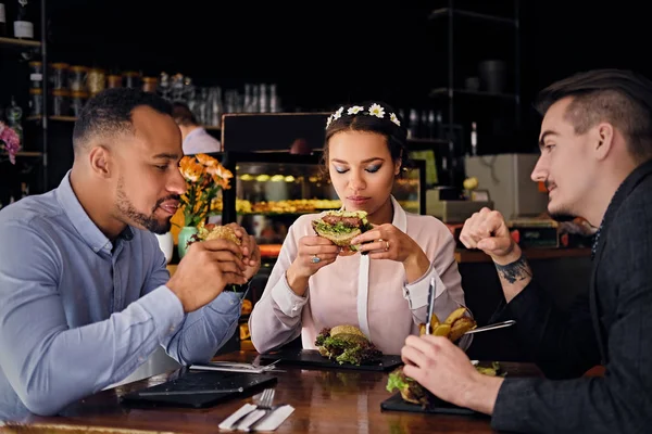 Pareja americana y un hombre caucásico en un café — Foto de Stock