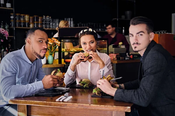 Couple américain et un homme caucasien dans un café — Photo