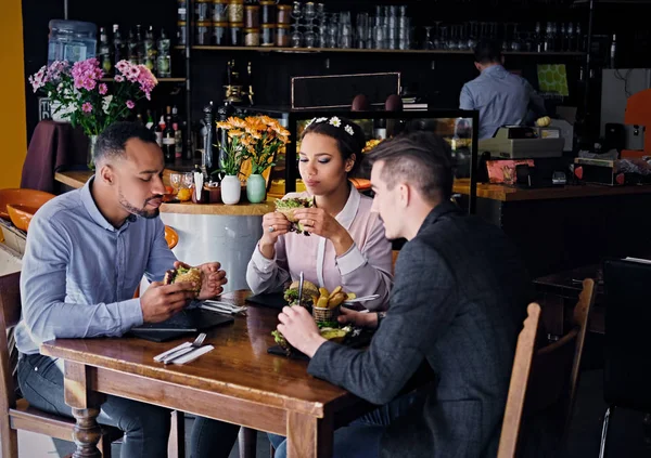 Pessoas comendo sanduíches vegetarianos — Fotografia de Stock