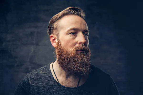 Redhead bearded male over grey background. — Stock Photo, Image