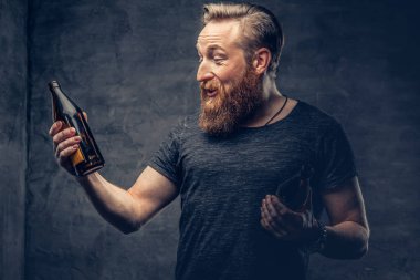Şişe birası sarhoş hipster tutar