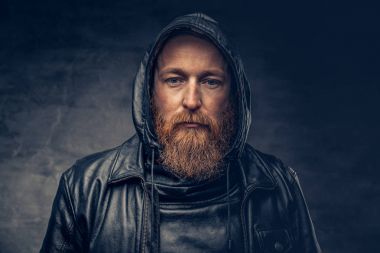 Kızıl saçlı sakallı erkek