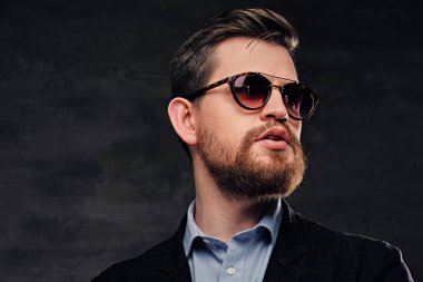 Zarif sakallı erkek 