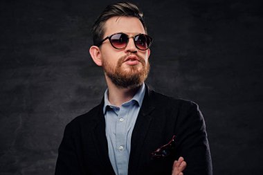 Pamuklu kadife takım elbise giymiş adam