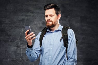 Bir sırt çantası ile kentsel Gezgin