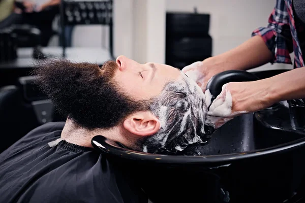 세척 하는 미용사 남자 머리 수염 — 스톡 사진