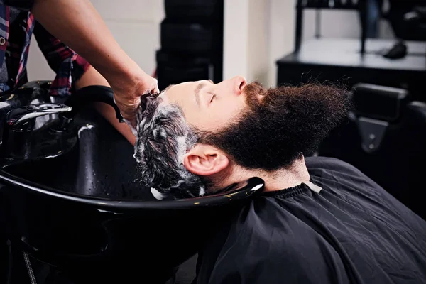 Перукарське миття волосся бородатих чоловіків — стокове фото