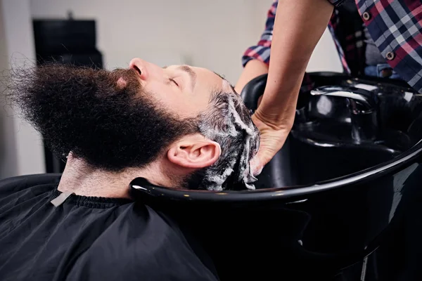 Kapper wassen bebaarde mannen haar — Stockfoto