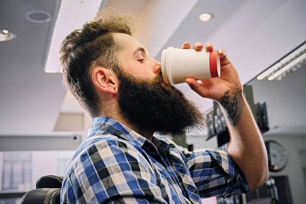 Mann trinkt Kaffee im Friseursalon — Stockfoto