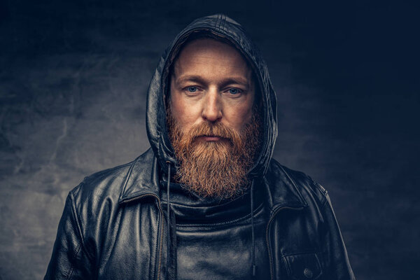 Рыжий бородатый мужчина
