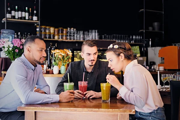 Trois amis multiraciaux dans un café — Photo