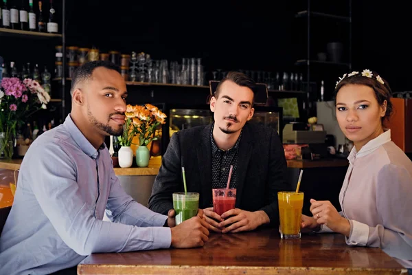 Trois amis multiraciaux dans un café — Photo