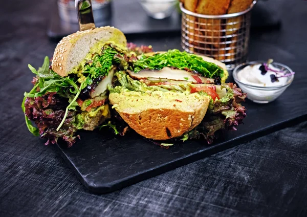 Hambúrguer de cogumelos Vegan com salada — Fotografia de Stock