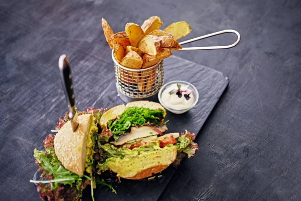 Vegan paddestoel hamburger met salade — Stockfoto