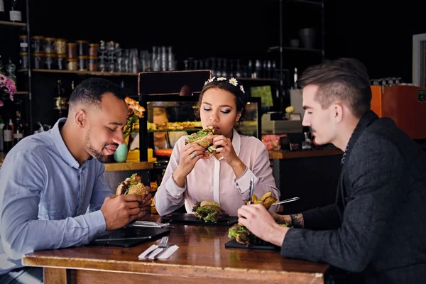 Les gens qui mangent des sandwichs végétariens — Photo