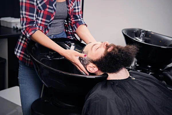 세척 하는 미용사 남자 머리 수염 — 스톡 사진