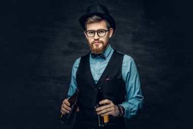 Adam zanaat bira şişeleri tutar