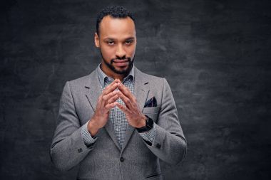 Amerikalı adam bir takım elbise giymiş 