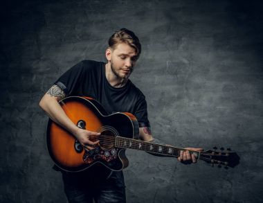 Gitar çalan müzik hünerlerini gerçekleştirme.