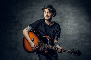 Gitar çalan müzik hünerlerini gerçekleştirme.