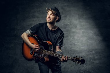 Gitar çalan müzik hünerlerini gerçekleştirme.