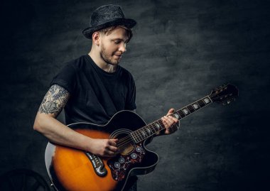 Yakışıklı genç gitarist