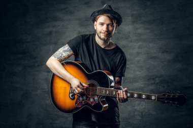 Gitar çalan melodi oynarken