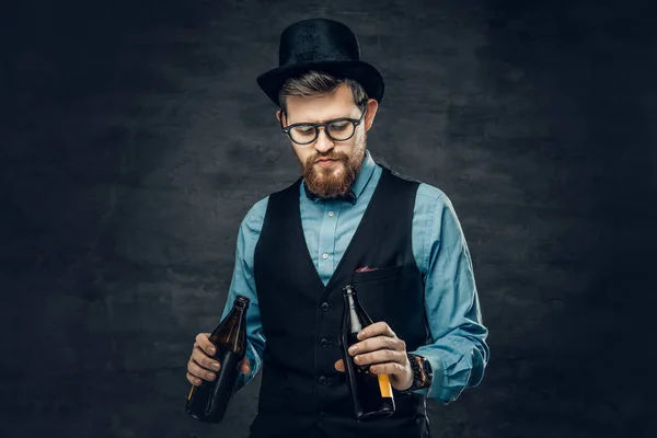 Adam zanaat bira şişeleri tutar — Stok fotoğraf