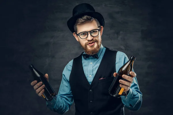 Man houdt craft bierflesjes — Stockfoto