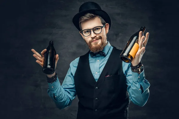 Uomo tiene bottiglie di birra artigianale — Foto Stock