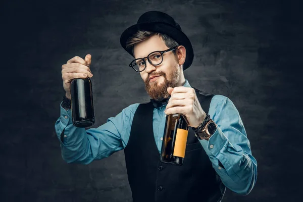 Hipster macho vestido con una camisa azul — Foto de Stock