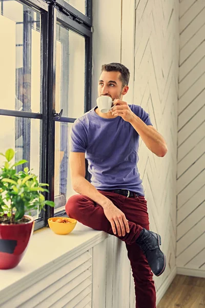 Lässiger junger Mann trinkt Kaffee — Stockfoto