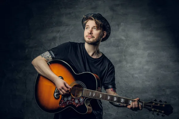 Jovem guitarrista na moda — Fotografia de Stock