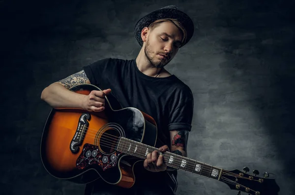 Bonito jovem guitarrista — Fotografia de Stock