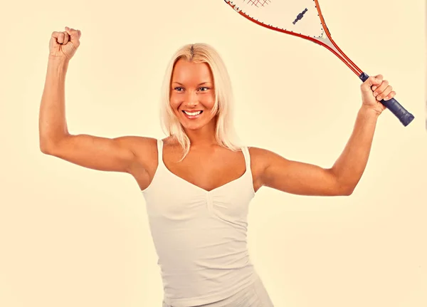 Deportiva hembra sostiene una raqueta de tenis — Foto de Stock