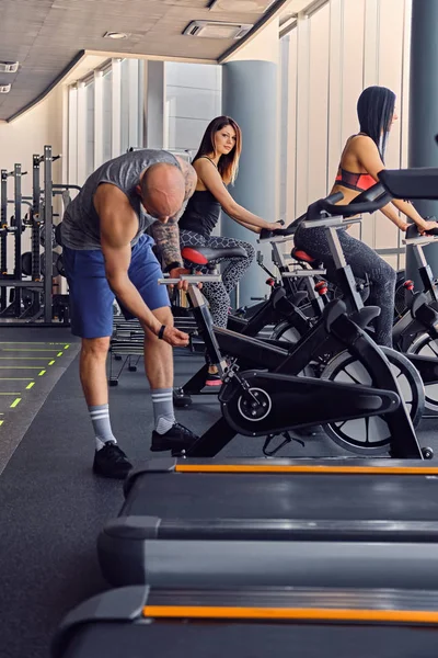 Männer und Frauen beim Training in einem Fitnessstudio — Stockfoto