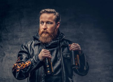 Kızıl saçlı sakallı sarhoş hipster