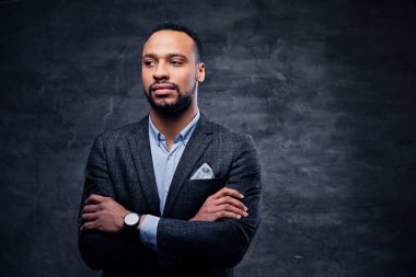 Lüks siyah erkek bir takım elbise giymiş