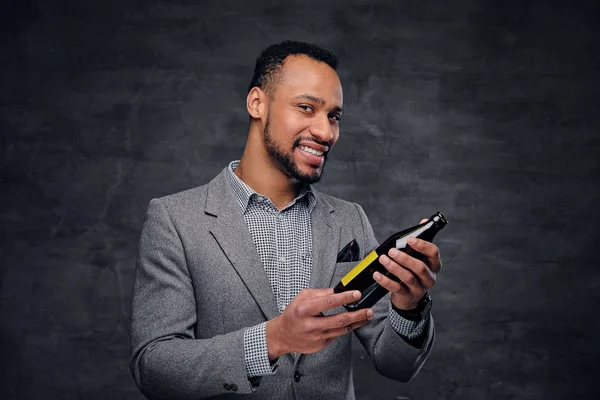 Black American male holds a beer — Stock Photo, Image