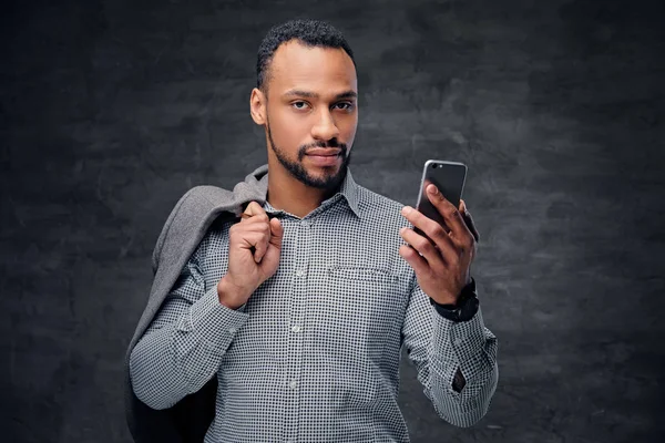 Black American male holds smartphone — Stock Photo, Image