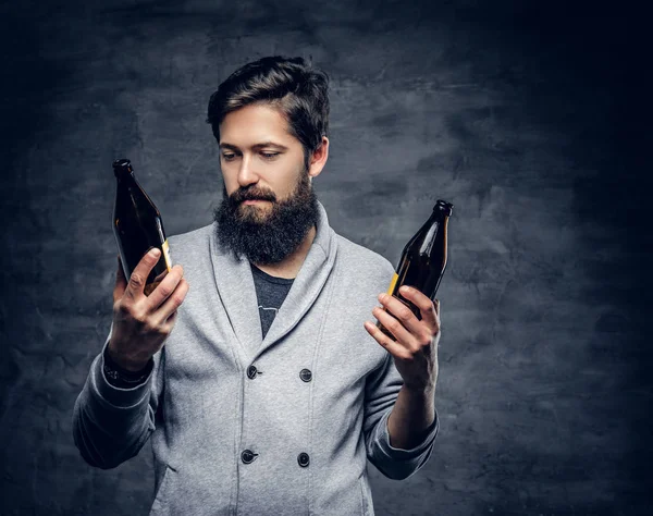 Homem barbudo segura cerveja engarrafada — Fotografia de Stock